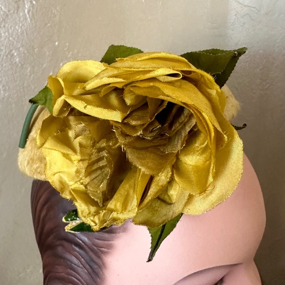 FESTIVE 1950s\' MUSTARD COLOR FURRY FELT TOQUE  WITH LARGE MATCHING FABRIC ROSE